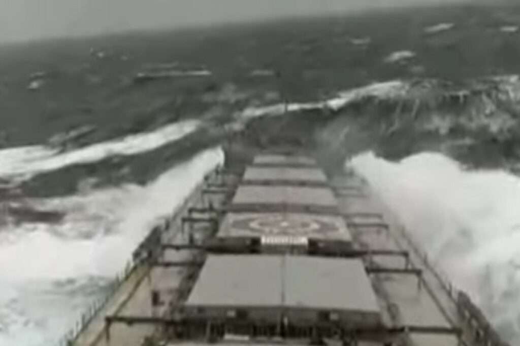 Τήνος | Το πλοίο «Fast Ferries Andros» και η… μάχη του με τα κύματα (βίντεο)