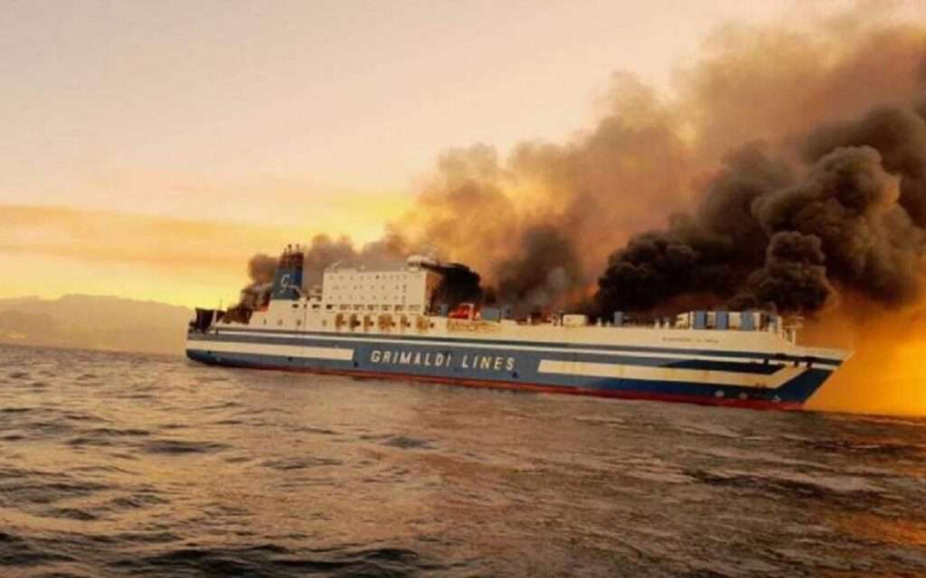 Euroferry Olympia | Επικοινωνούν με τους εγκλωβισμένους στο πλοίο | Επιχείρηση διάσωσης