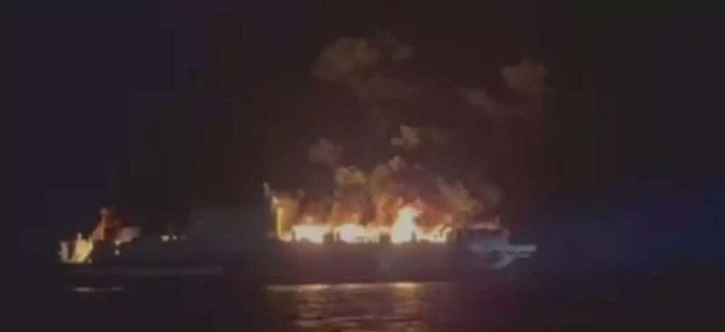 Φωτιά σε πλοίο με 237 επιβάτες στην Ηγουμενίτσα | Το εγκατέλειψαν όλοι