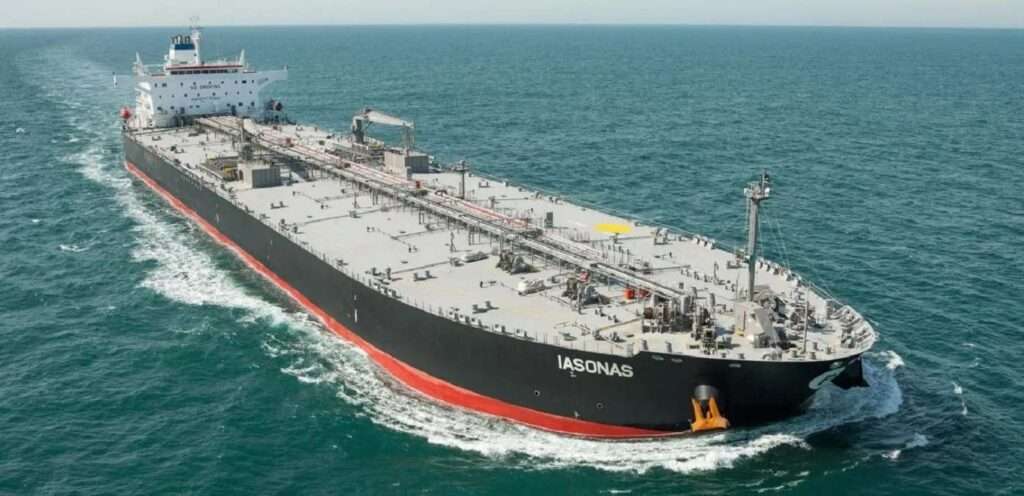 Ο "σκοτεινός στόλος" που μεταφέρει το υπό κυρώσεις ρωσικό πετρέλαιο ανανεώνεται με νεότερα πλοία