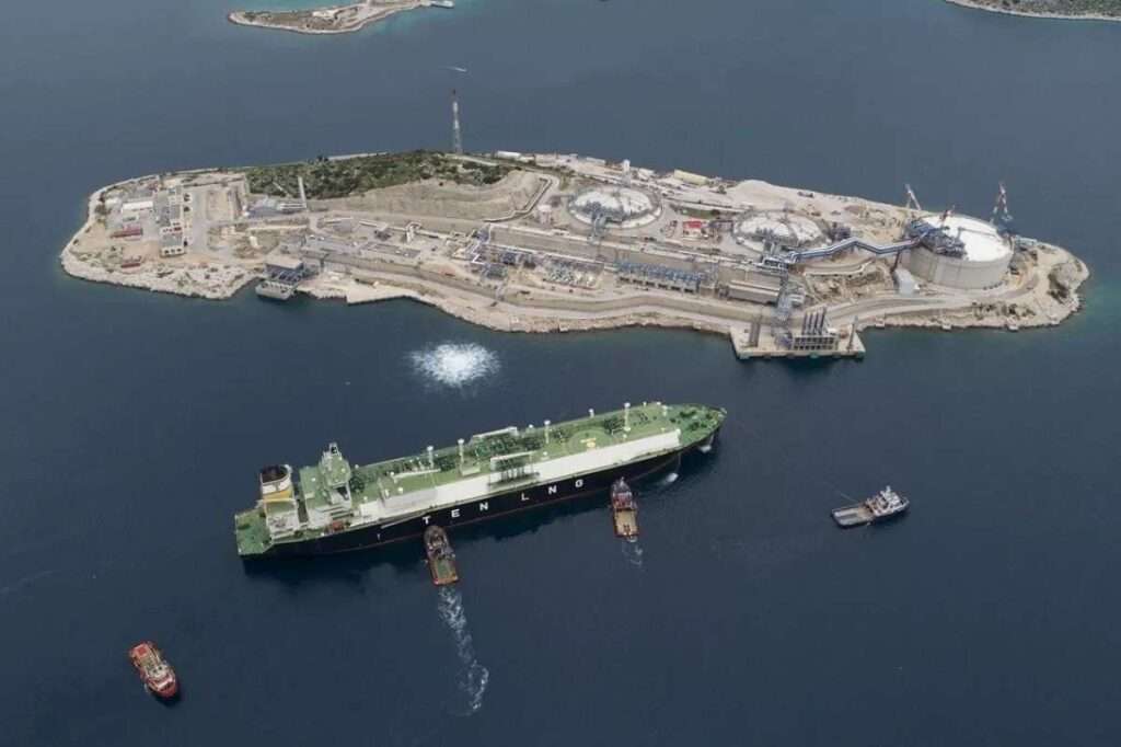 LNG | Οι 4 προσφορές για το πλοίο που θα μετατραπεί σε πλωτή δεξαμενή LNG στη Ρεβυθούσα 