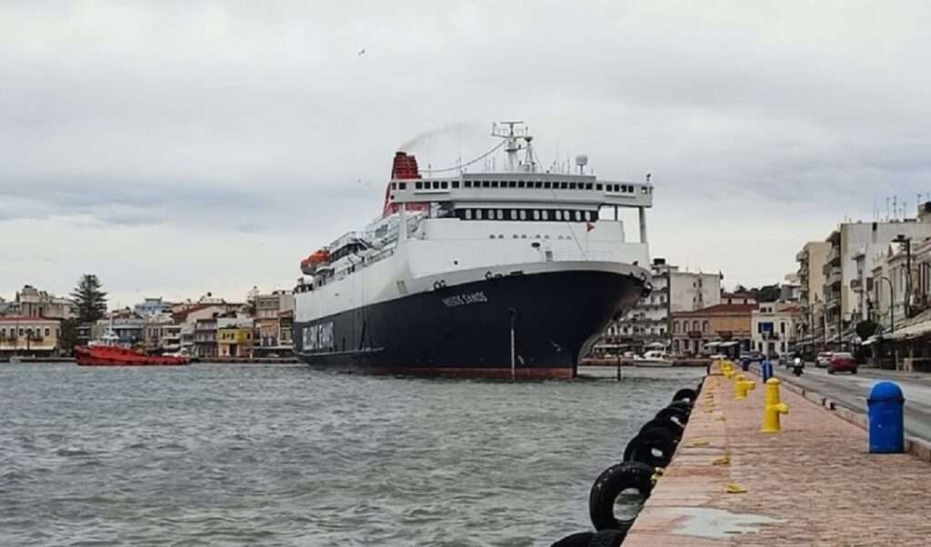 ψΈρμαιο του δυνατού ανέμου το «Νήσος Σάμος» στο λιμάνι της Χίου | Κόλλησε σε αβαθή (ΒΙΝΤΕΟ)
