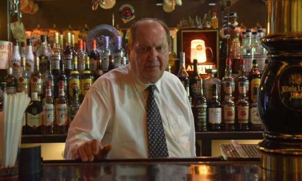 Red Lion Pub | Ο Παντελής Αμπανούδης σερβίρει όλη την Αθήνα εδώ και 50 χρόνια