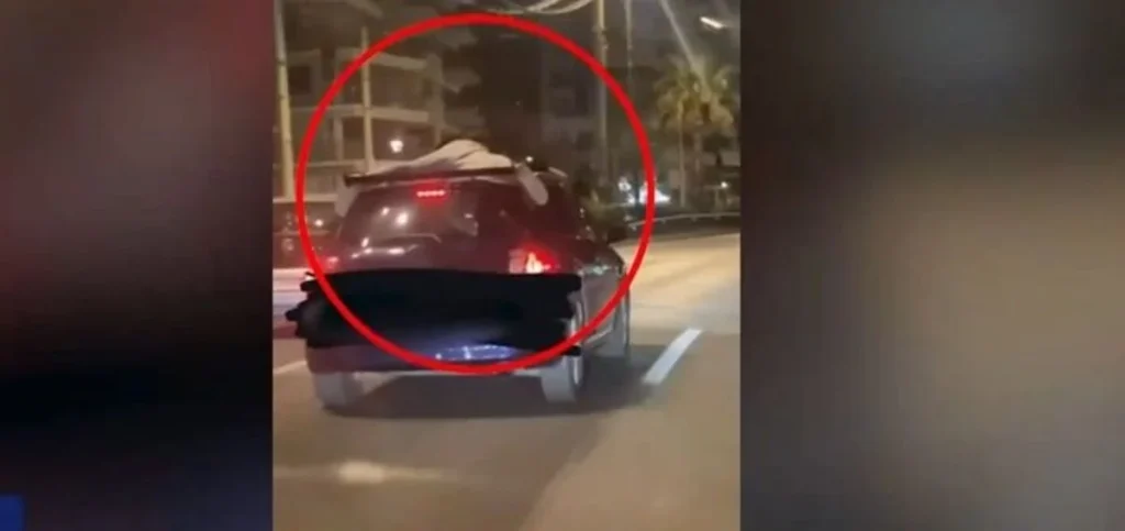 Car surfing | Η επικίνδυνη μόδα και στην Ποσειδώνος | Νεαρός κρέμεται από οροφή ΙΧ